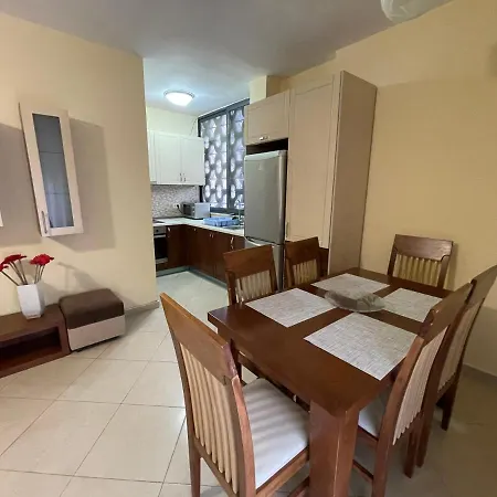 Apartment Center Apartments, Pazari Ri